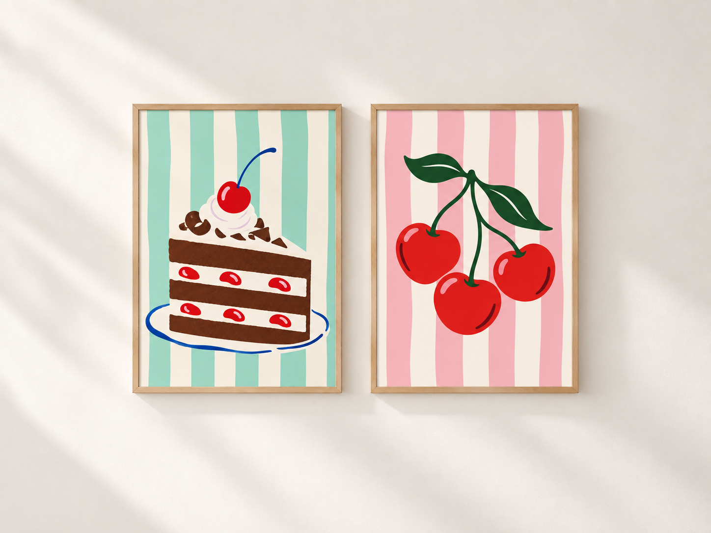 Schwarzwälder Kirschtorte und Kirschen Fine Art Poster-Paar in hellen Holzrahmen – Schwarzwald Lebensart