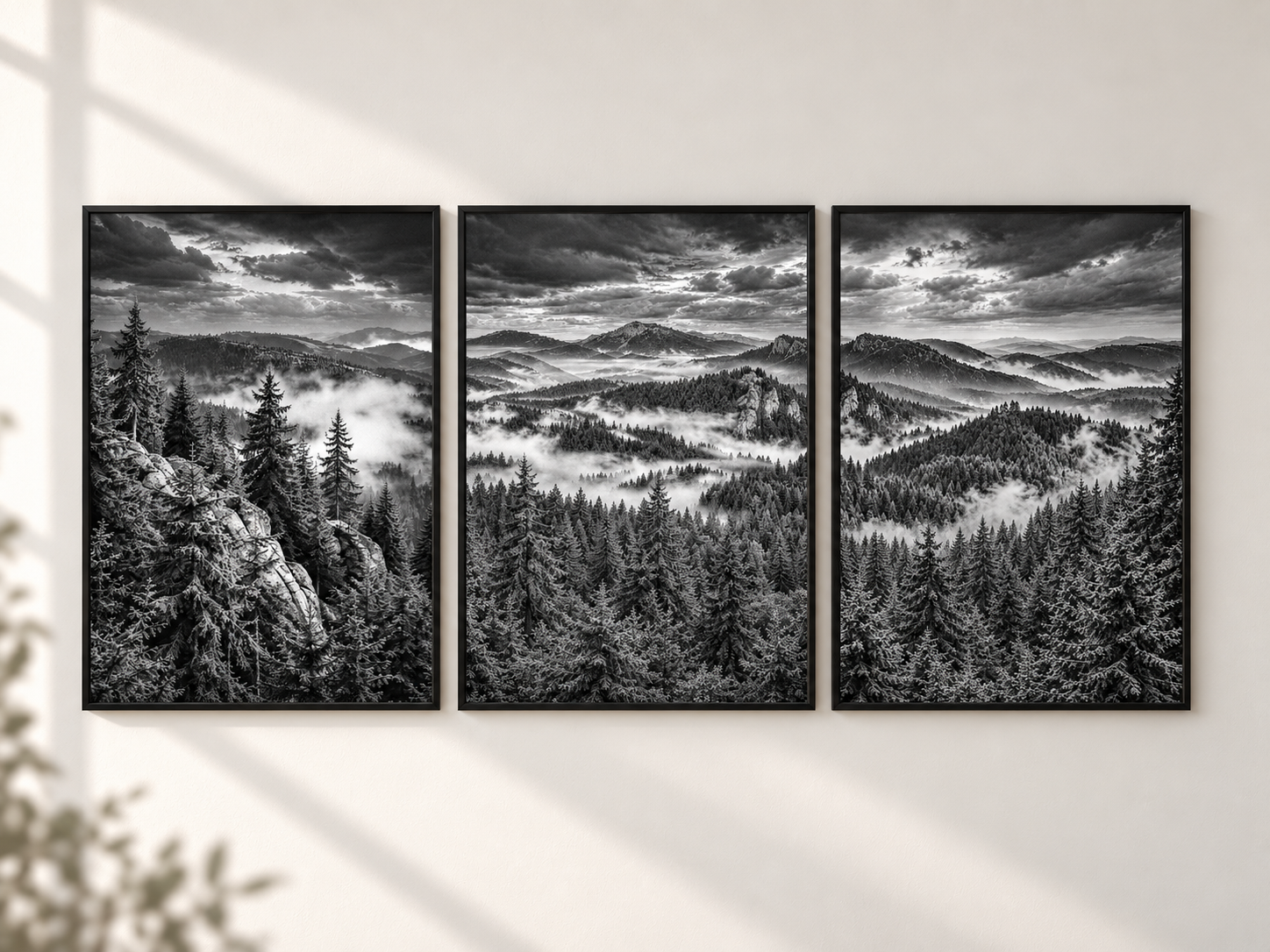 Schwarzwald Panorama Triptychon mit drei Schwarz-Weiß-Postern in schwarzen Rahmen an einer hellen Wohnwand