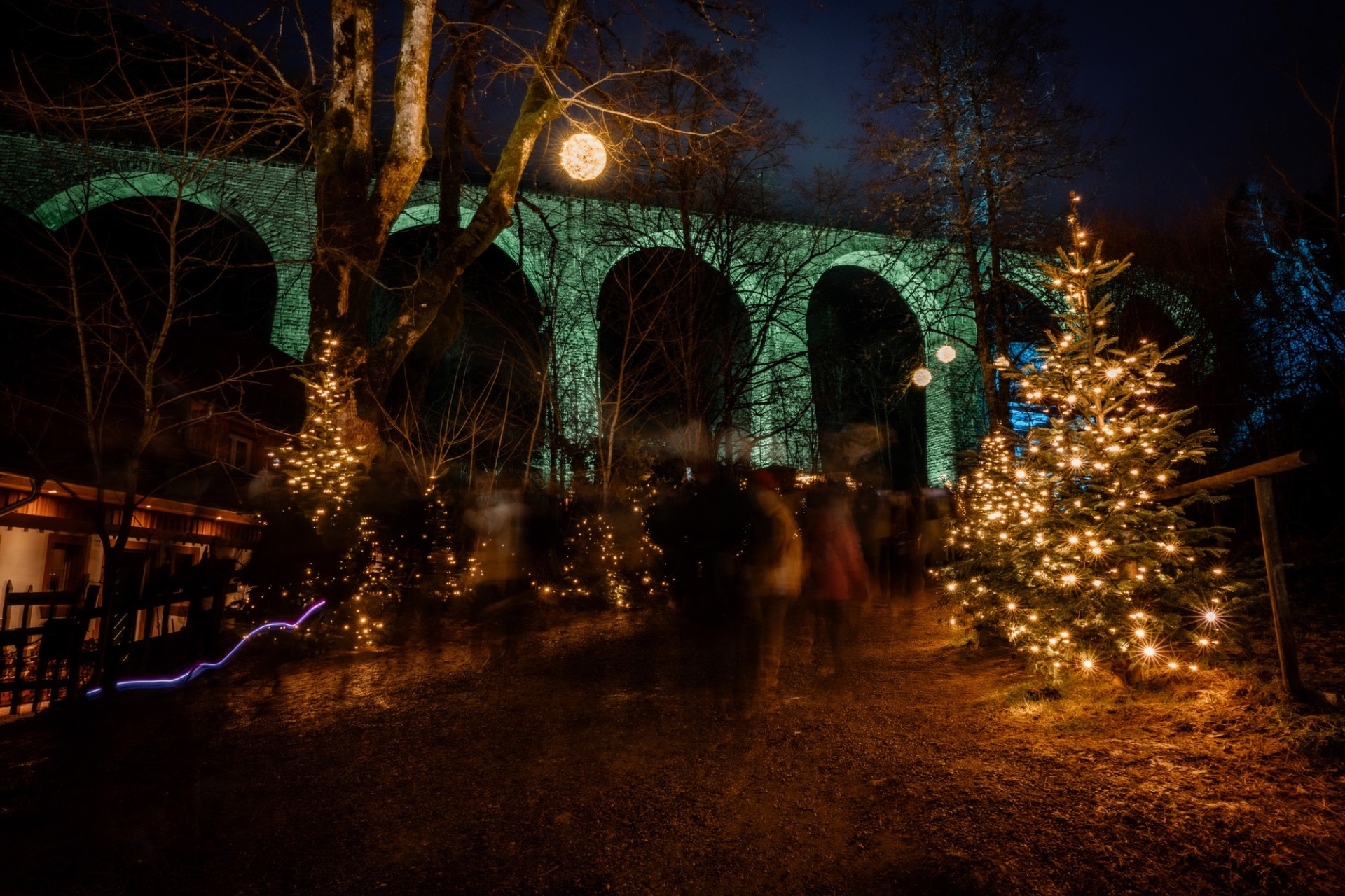 Weihnachtsmarkt Ravennaschlucht mit Höllentalviadukt, Lichtern und Weihnachtsbäumen bei Nacht